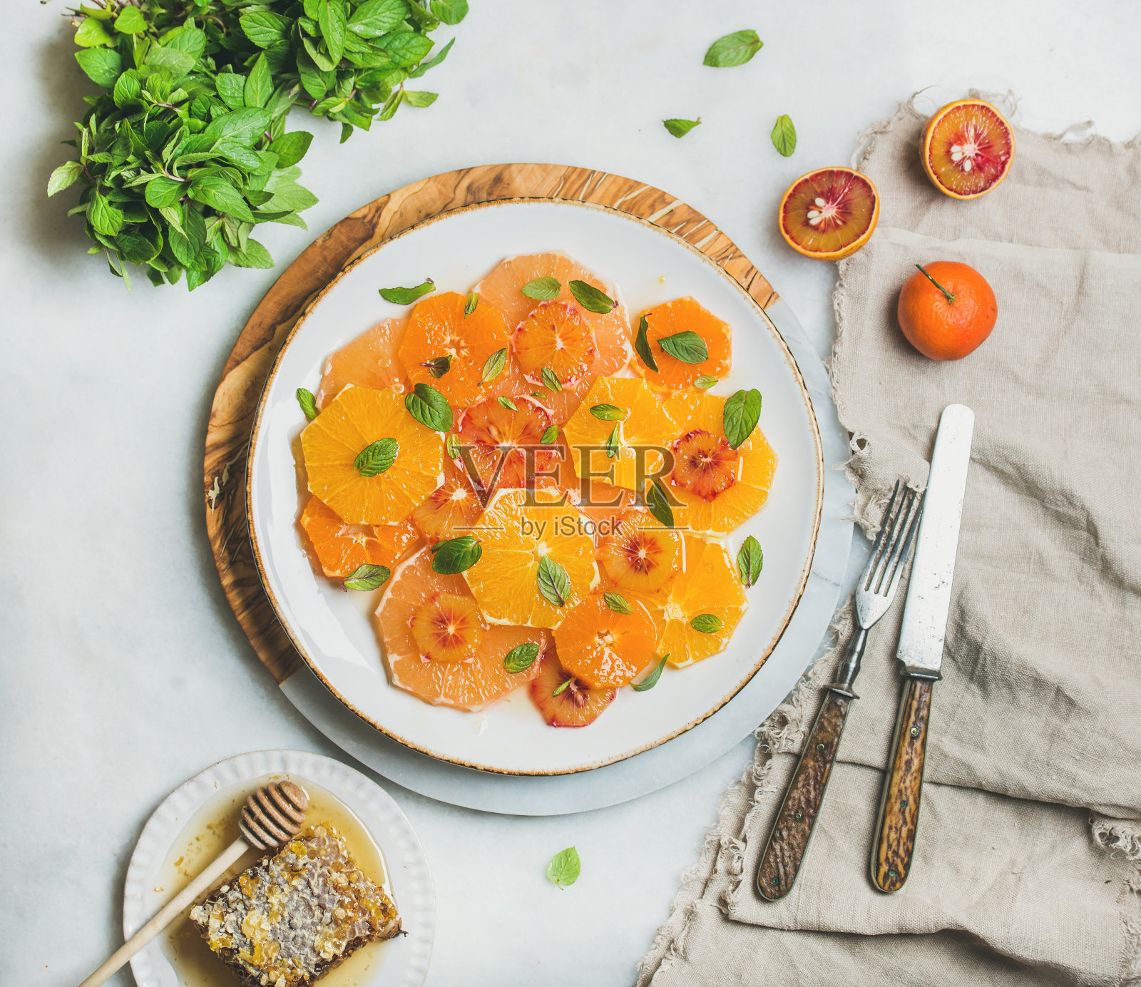 新鲜的混合柑橘水果沙拉，薄荷和蜂蜜照片摄影图片