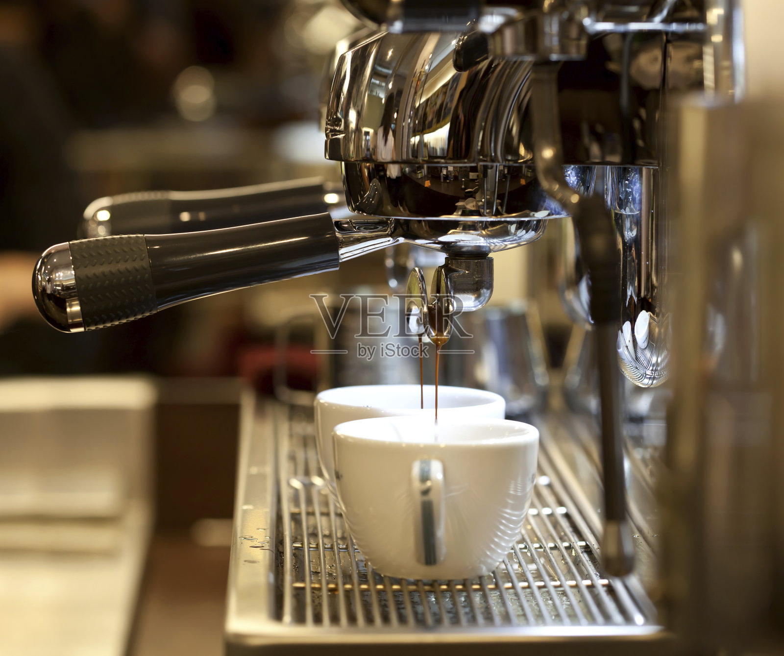 浓缩咖啡在咖啡机制作的特写照片摄影图片