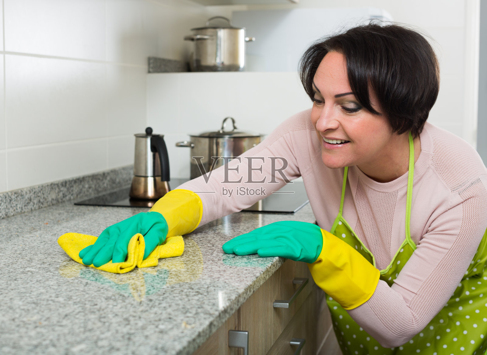 中年女性打扫厨房台面照片摄影图片