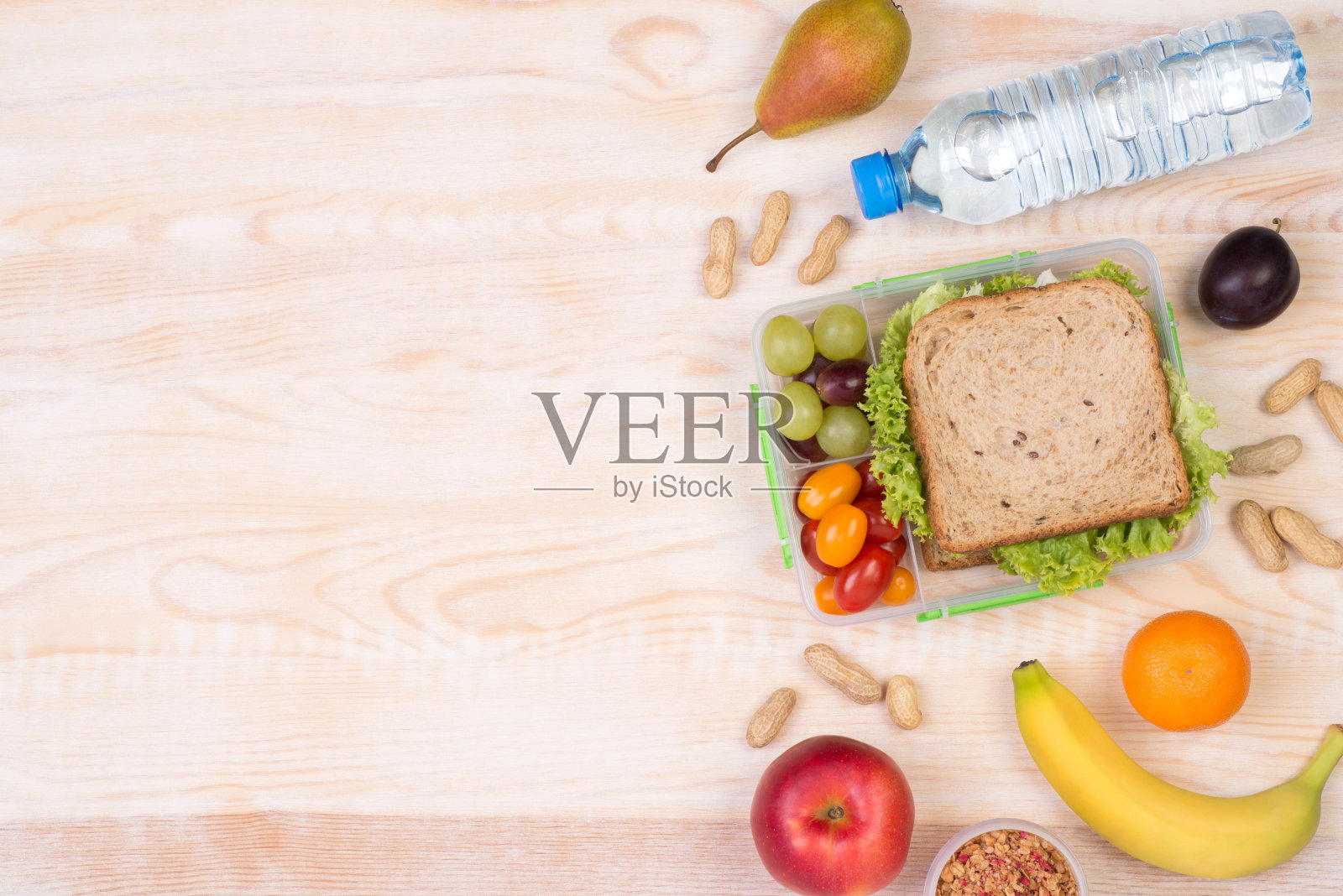 午餐盒，有三明治，水果，蔬菜和水照片摄影图片