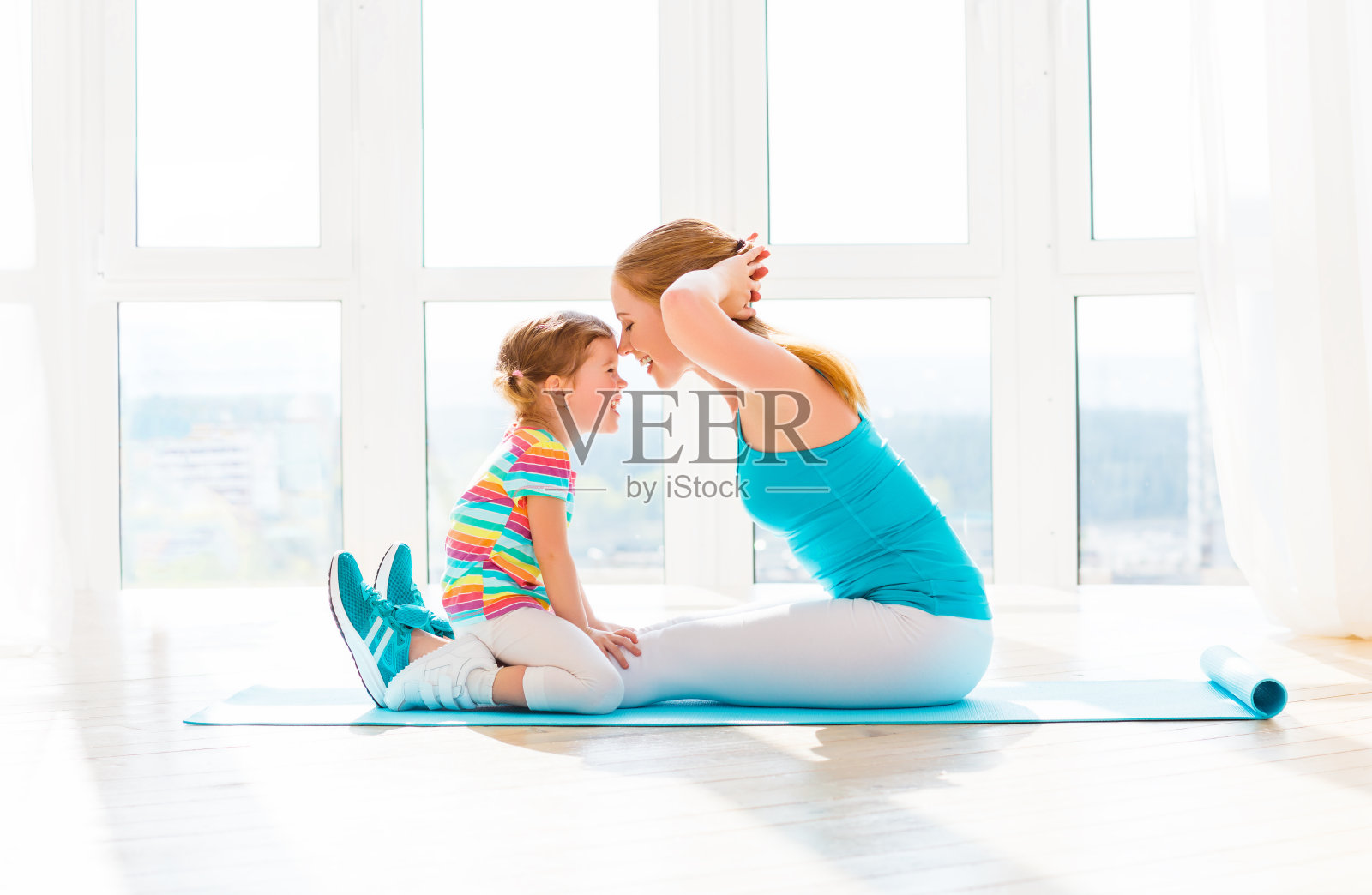 家庭妈妈和孩子女儿都在从事健身、瑜伽照片摄影图片