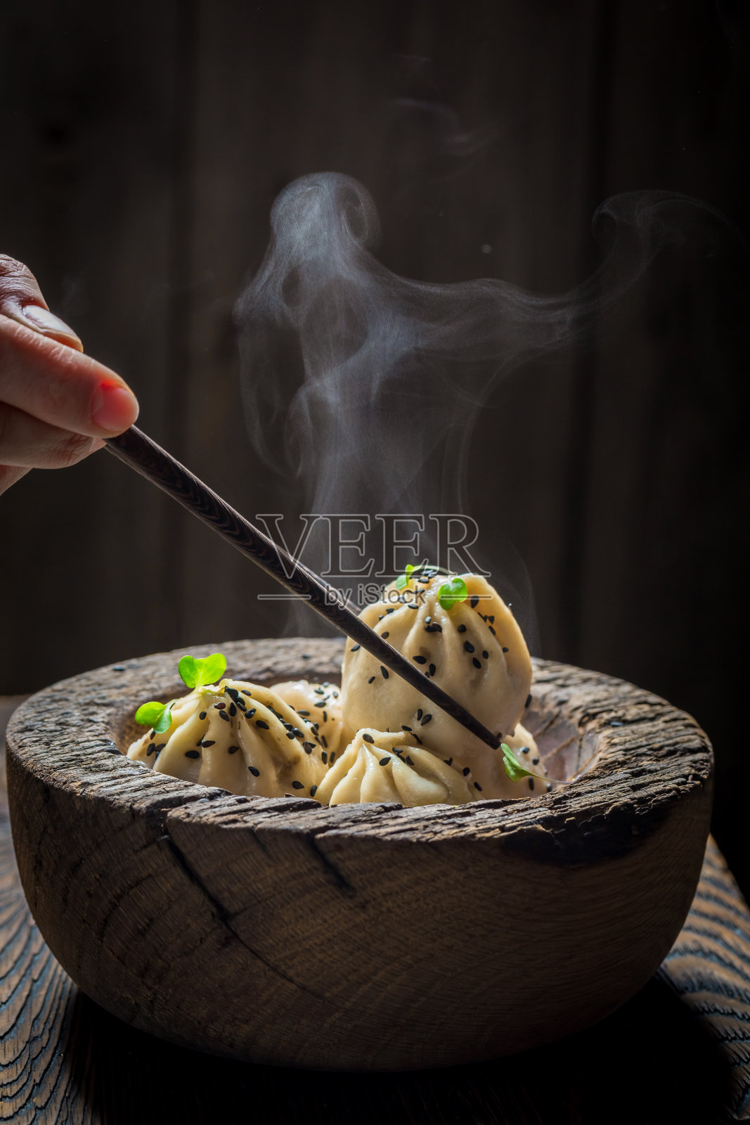 在木碗里自制的热的中国饺子照片摄影图片