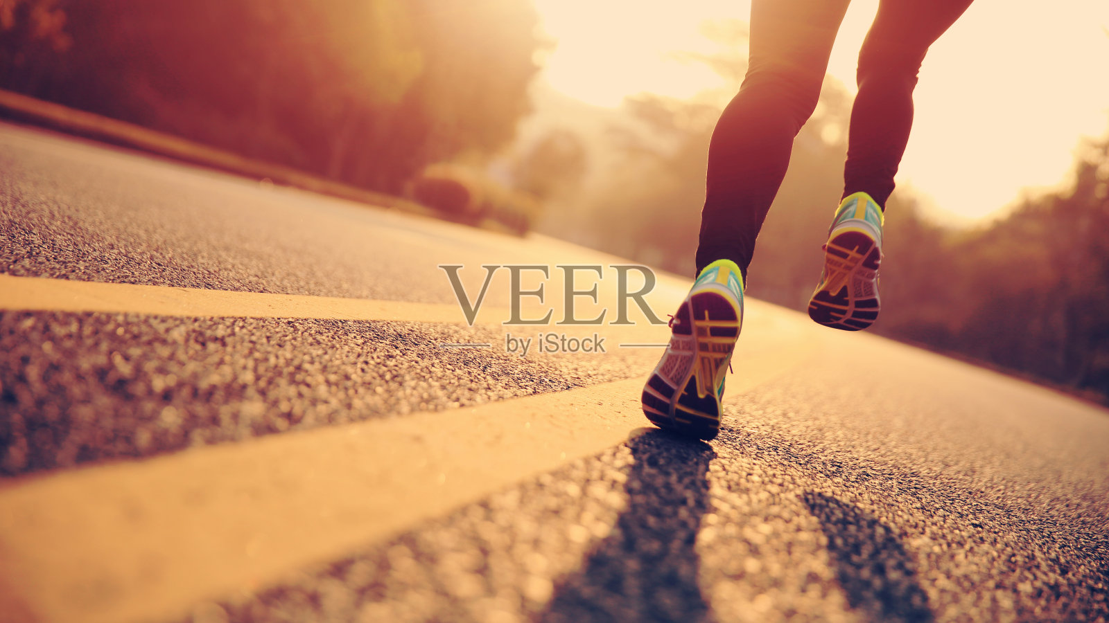 年轻的健康女性跑步运动员腿跑在路上照片摄影图片