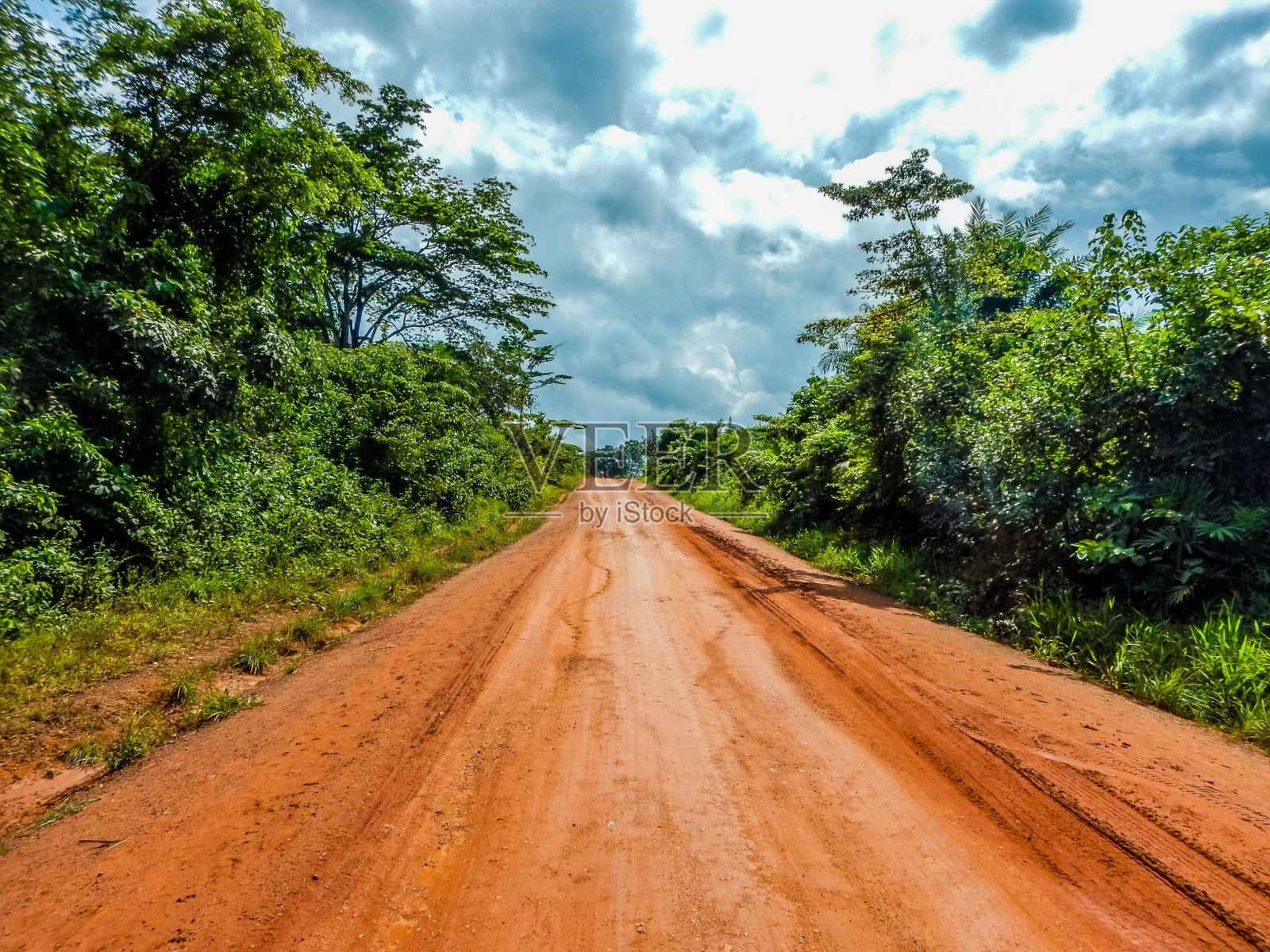 利比里亚的红色土路。西非照片摄影图片