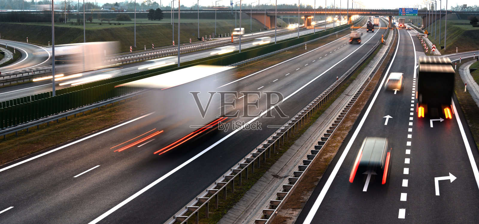 波兰的四车道高速公路照片摄影图片