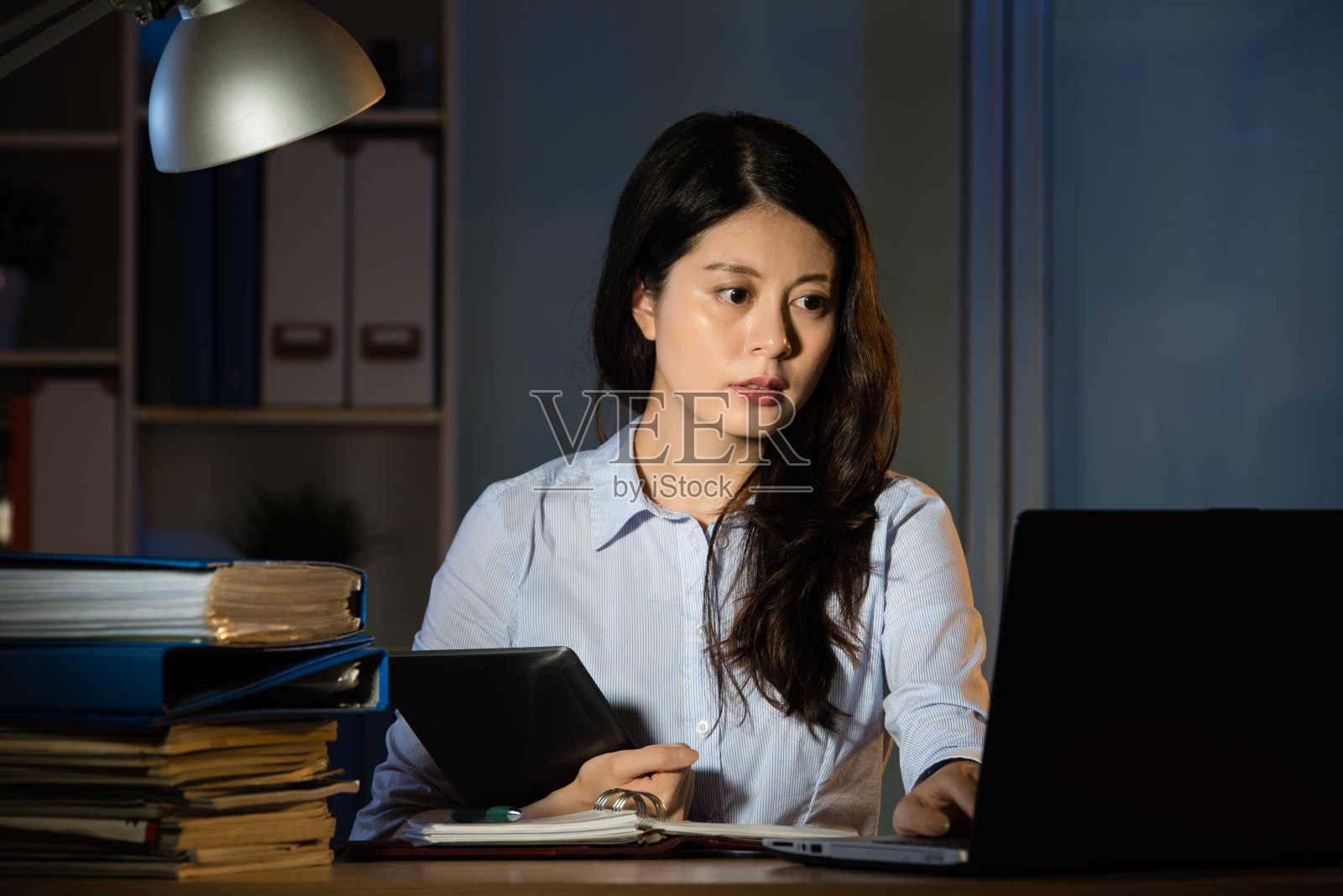亚洲商界女性用平板电脑加班照片摄影图片