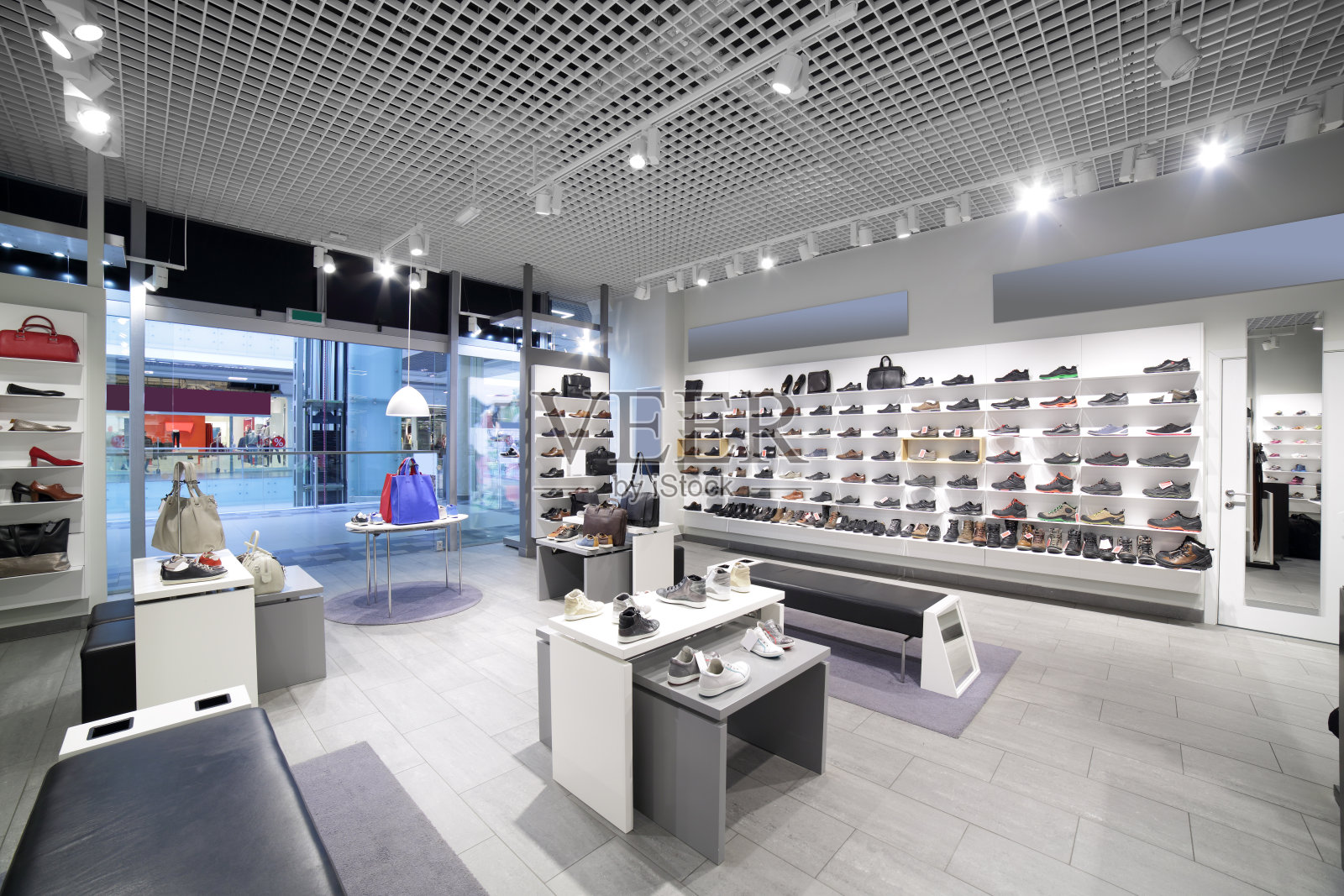 现代欧洲购物中心鞋店内部照片摄影图片