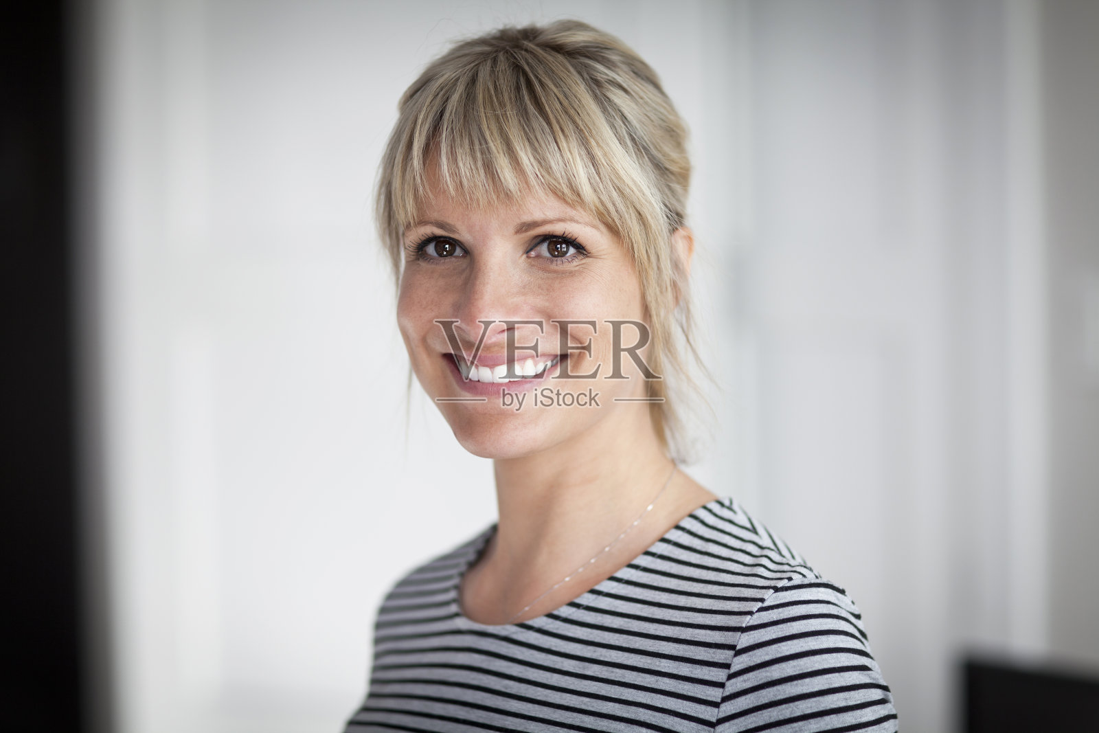 一个在家里对着相机微笑的成熟女人的肖像照片摄影图片