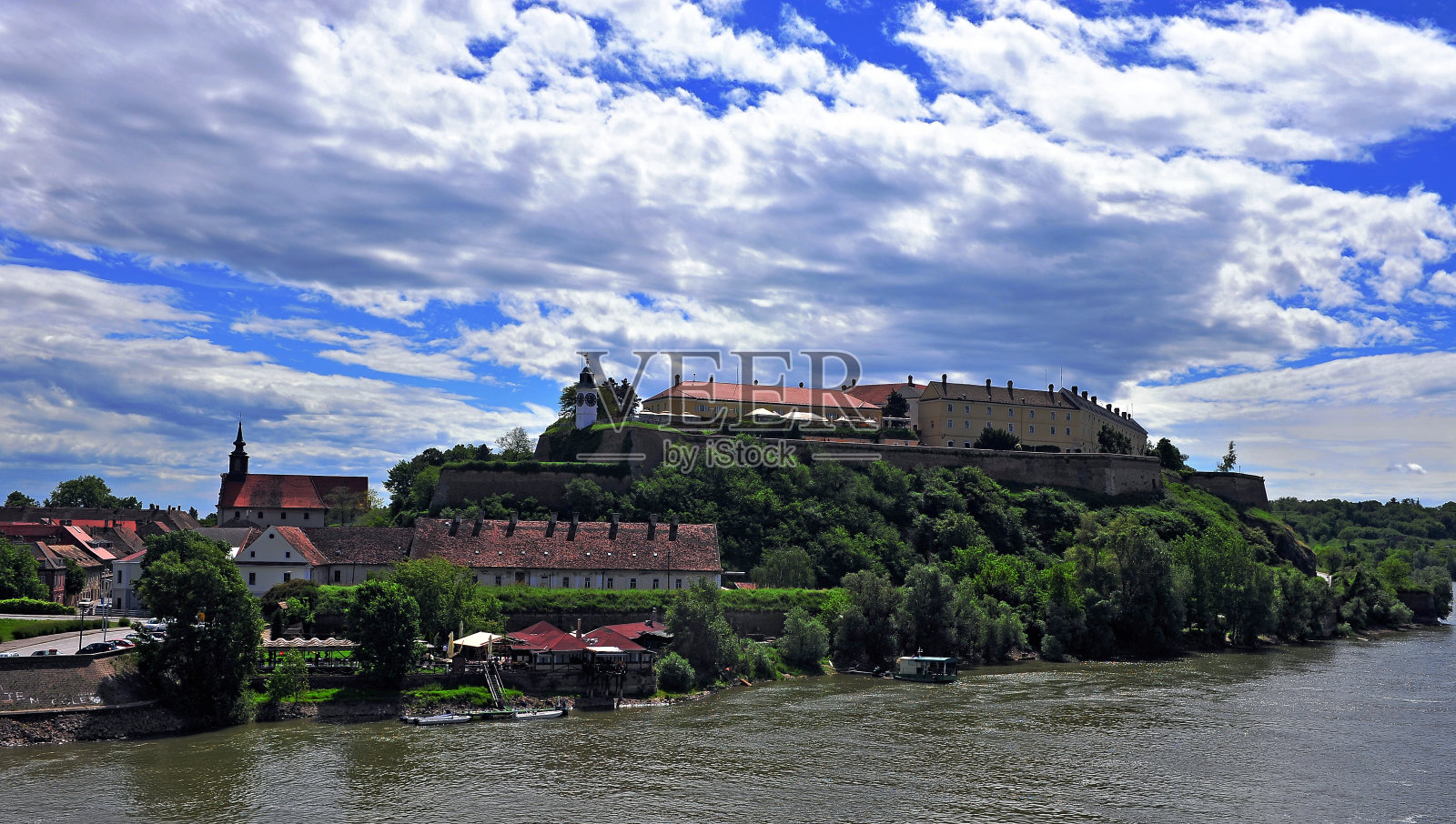 彼得罗瓦拉丁城堡和多瑙河照片摄影图片