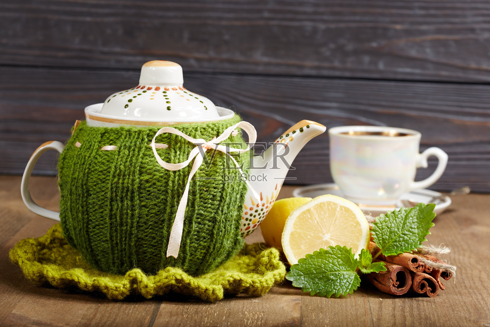 茶壶手工编织封面，柠檬，肉桂，薄荷照片摄影图片