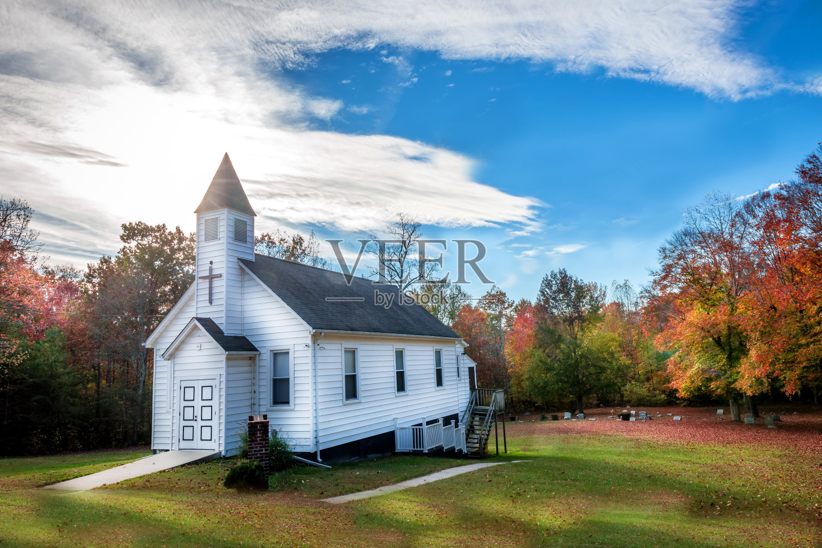 秋天乡间的小木制教堂照片摄影图片