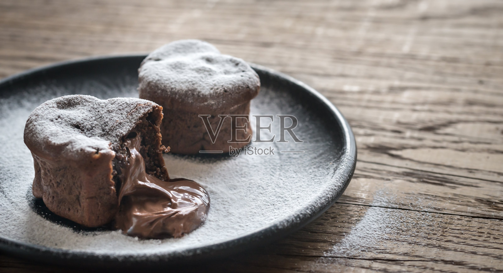 心形巧克力熔岩蛋糕照片摄影图片
