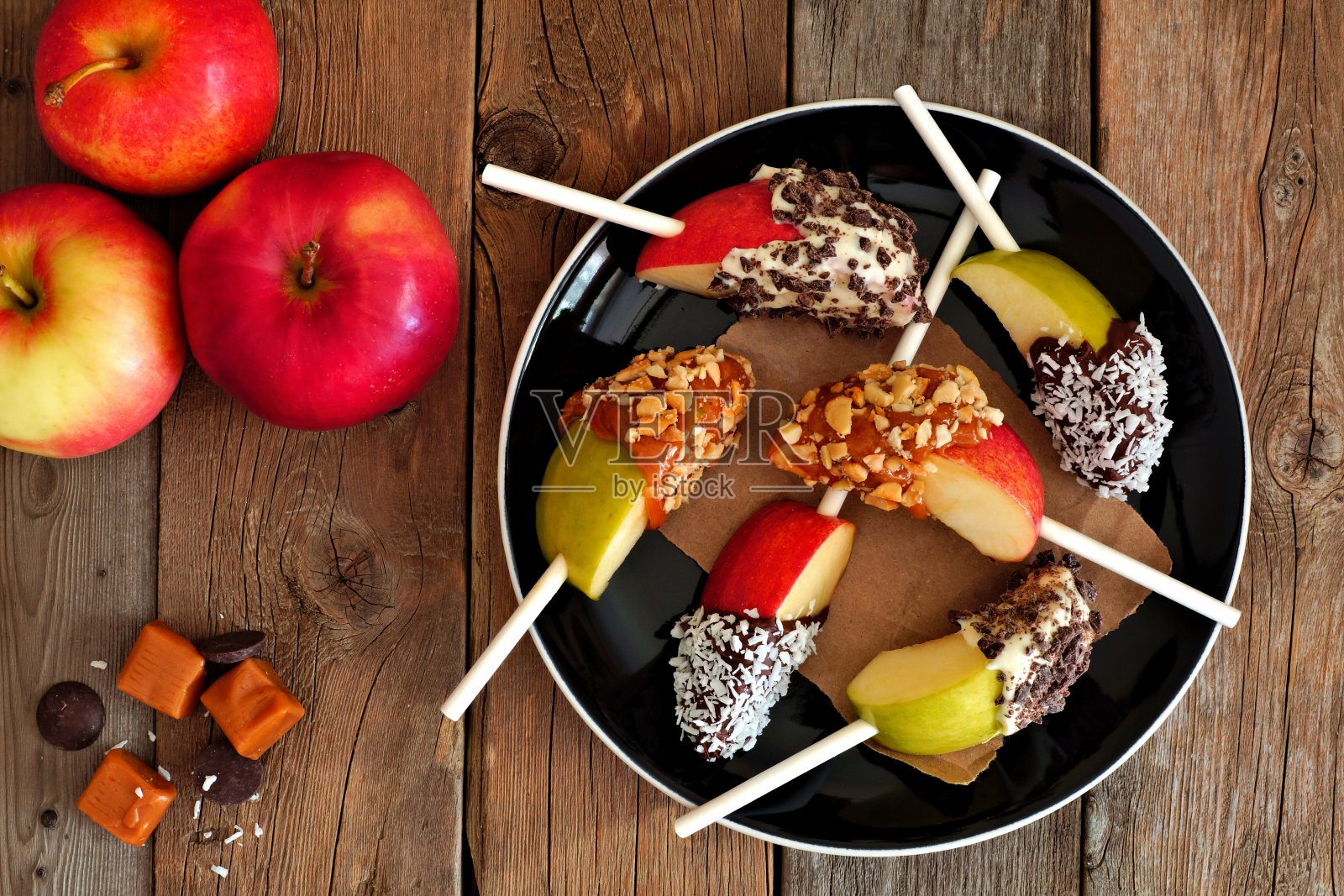 一盘焦糖和巧克力蘸苹果片，上方的场景照片摄影图片