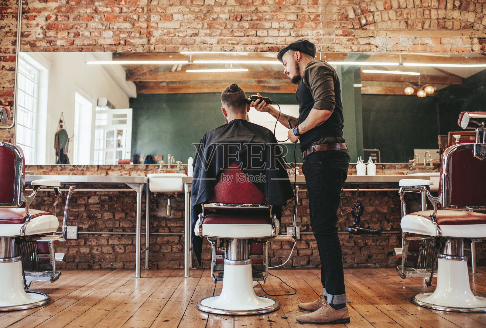 发型师在理发店为客户服务照片摄影图片