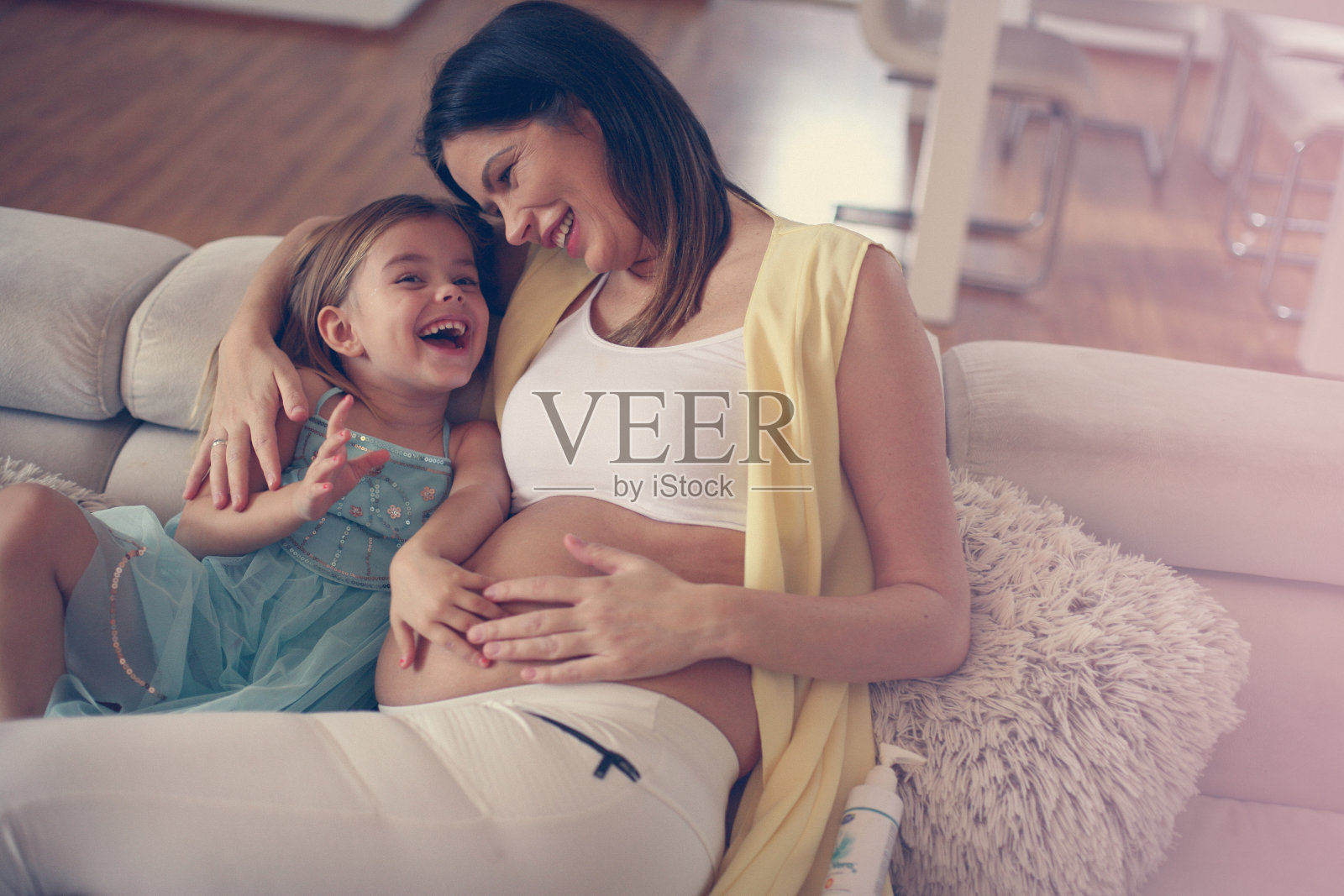 美丽的孕妇和她的女儿。照片摄影图片