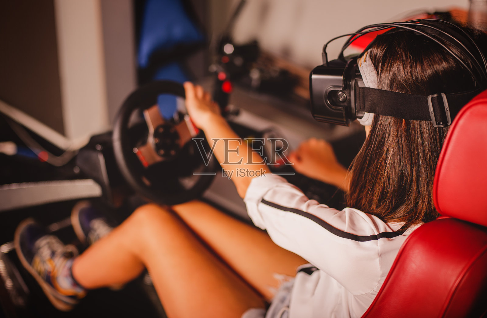 女人戴着虚拟现实眼镜玩游戏照片摄影图片