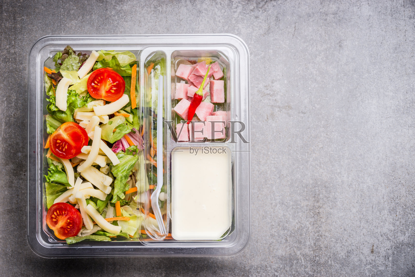 午餐盒，生菜沙拉，芝士，火腿和酸奶照片摄影图片