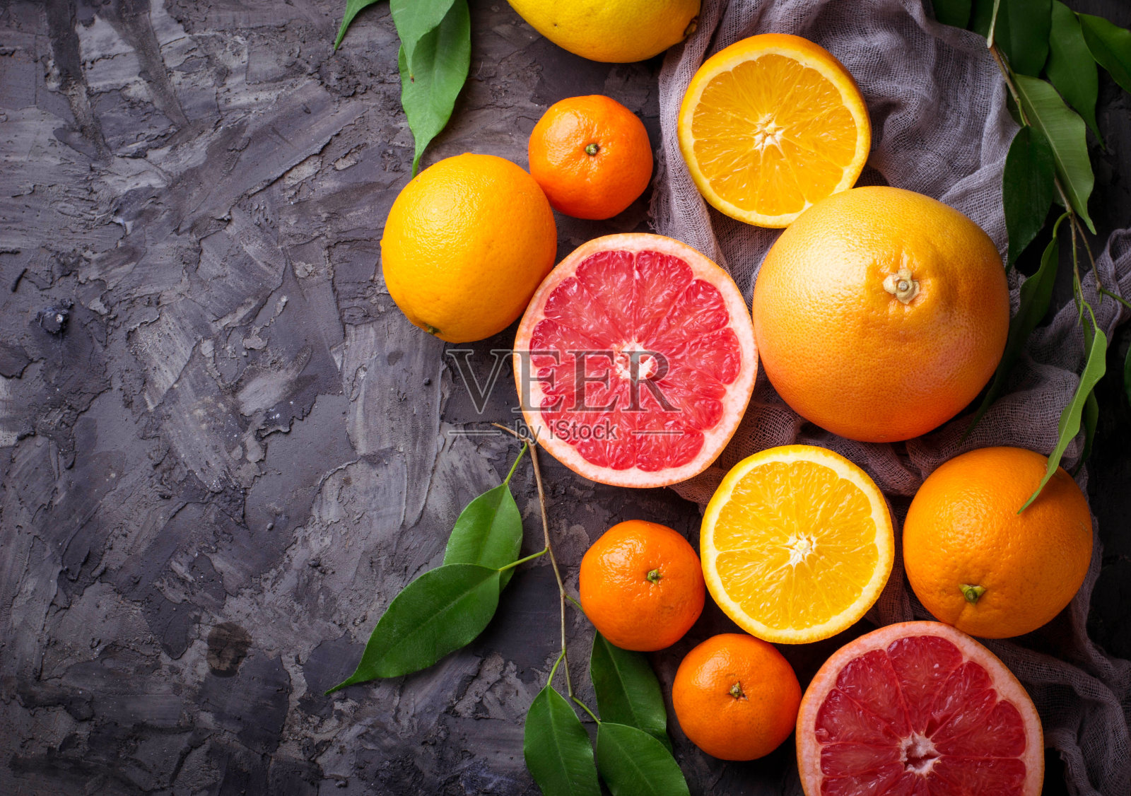 解剖新鲜水果。橘子，葡萄柚和橘子照片摄影图片