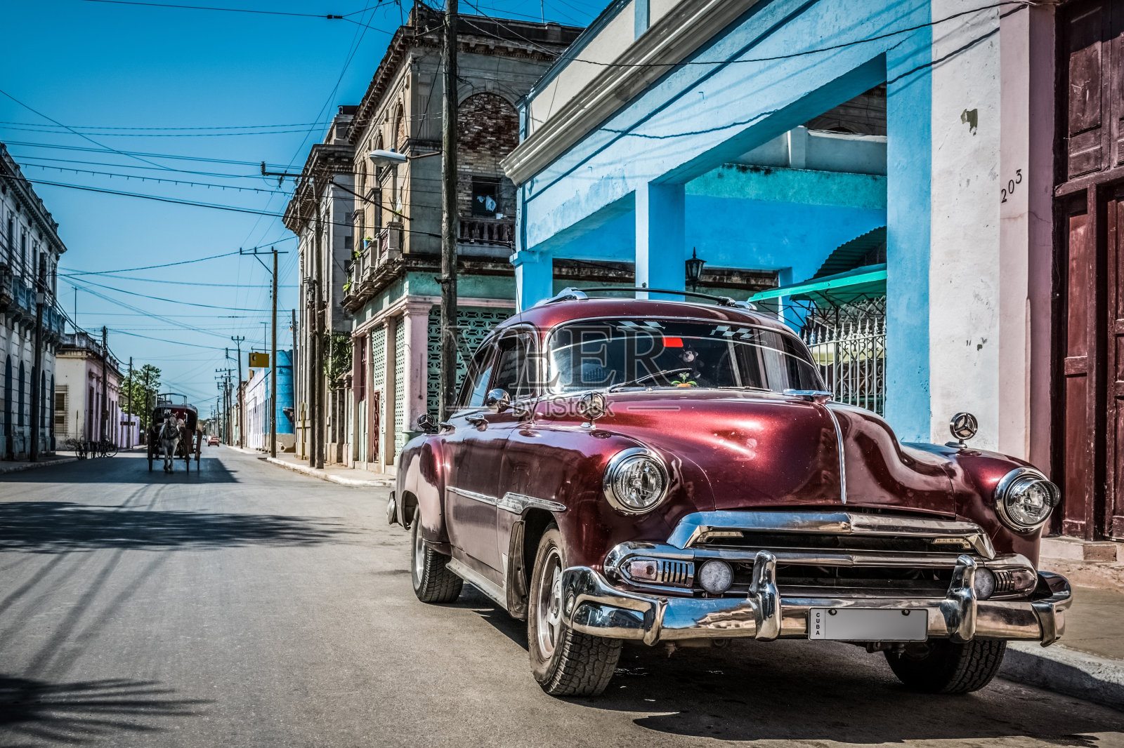 HDR美丽的美国红色经典车在圣克拉拉古巴照片摄影图片