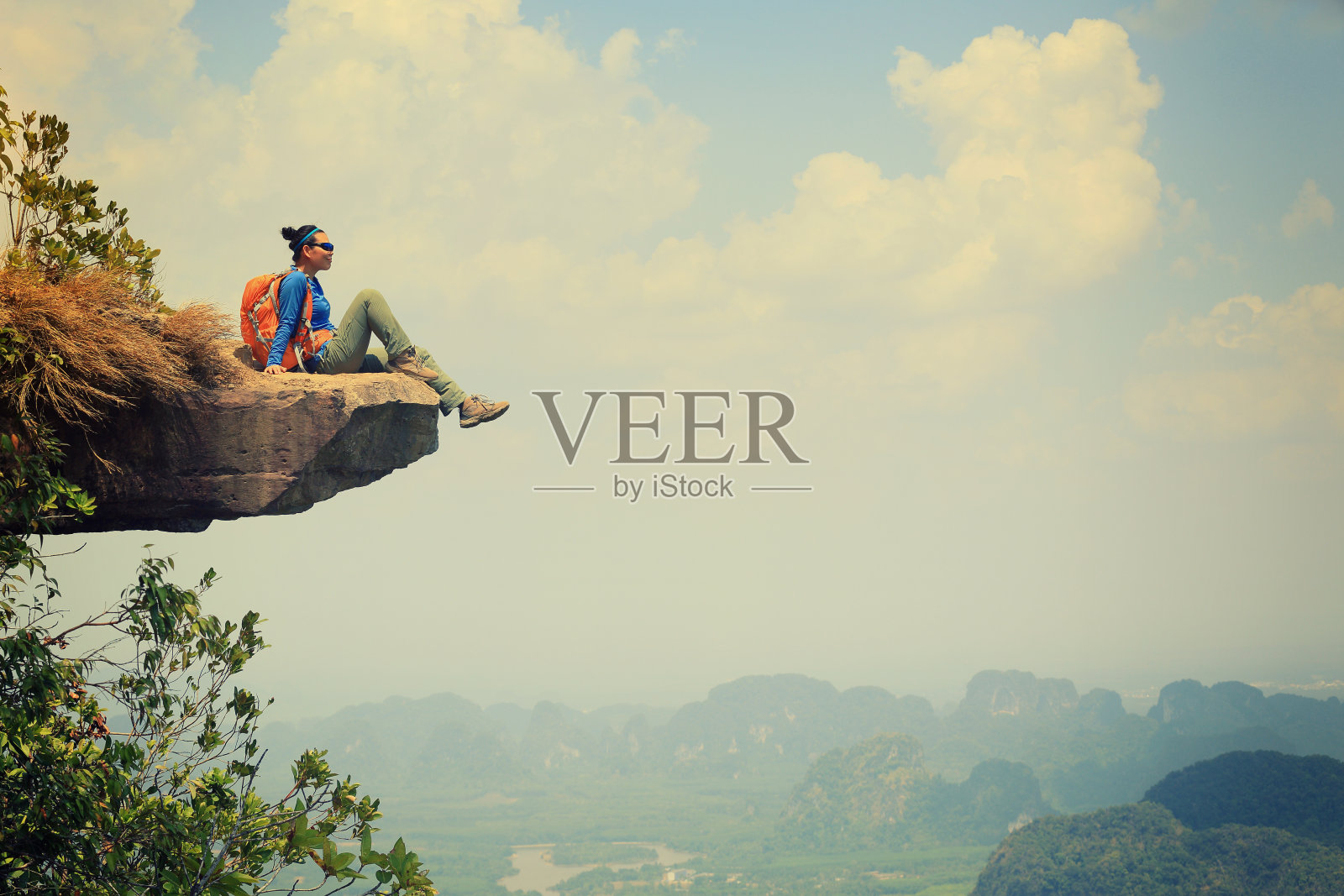 一位年轻的亚洲女子在山顶欣赏风景照片摄影图片
