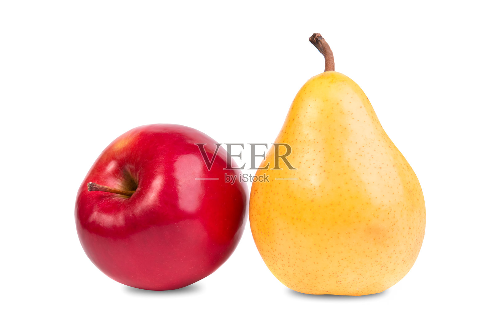 白色背景上的红苹果和黄梨。照片摄影图片