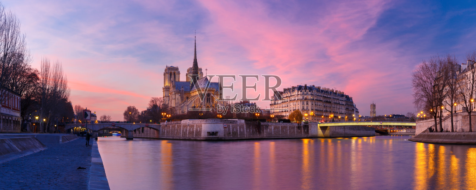 日落时分的巴黎圣母院大教堂，法国照片摄影图片