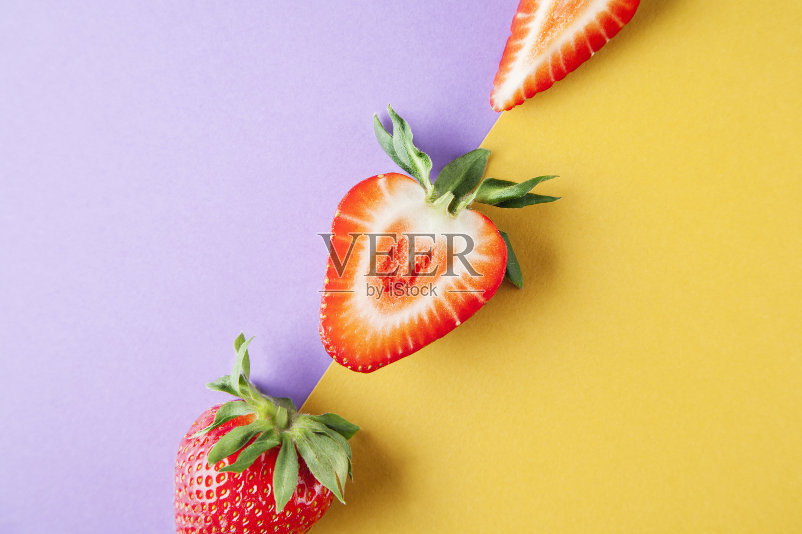 草莓黄紫罗兰背景，果实夏天照片摄影图片