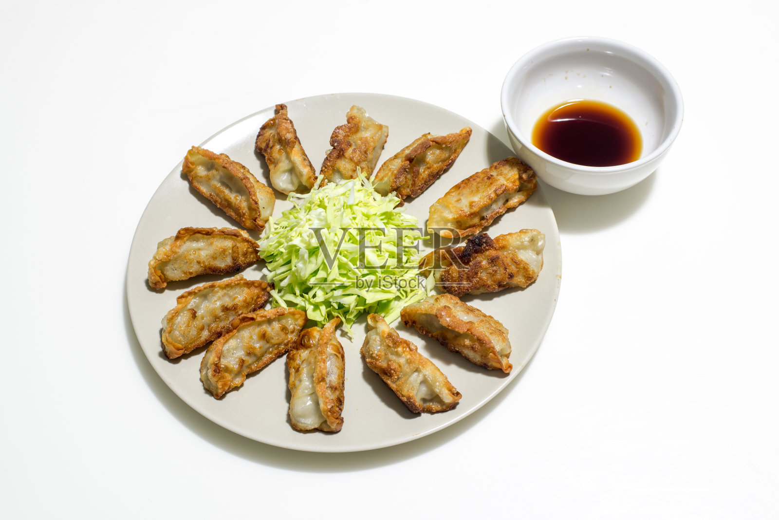 煎饺(饺子)与沙拉和酱孤立照片摄影图片