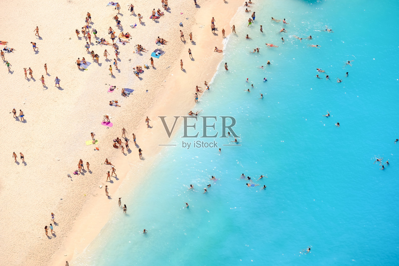游客在纳瓦吉奥扎金索斯的沙滩上。人照片摄影图片