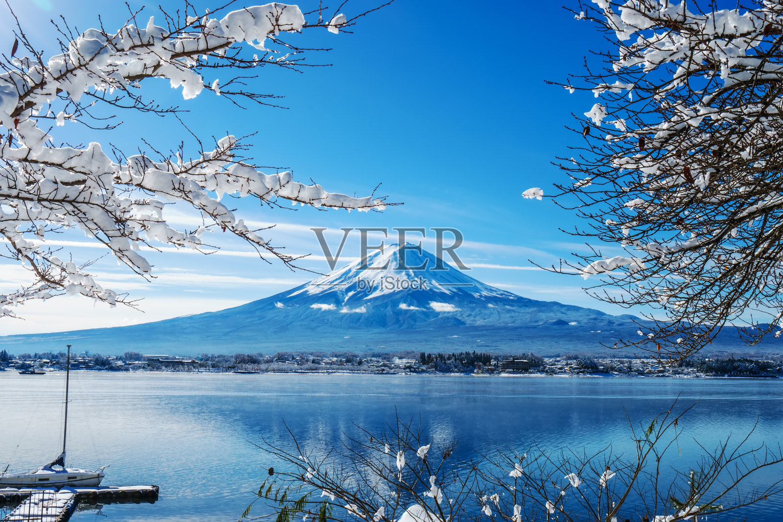 富士山背景，川口子湖的日出照片摄影图片