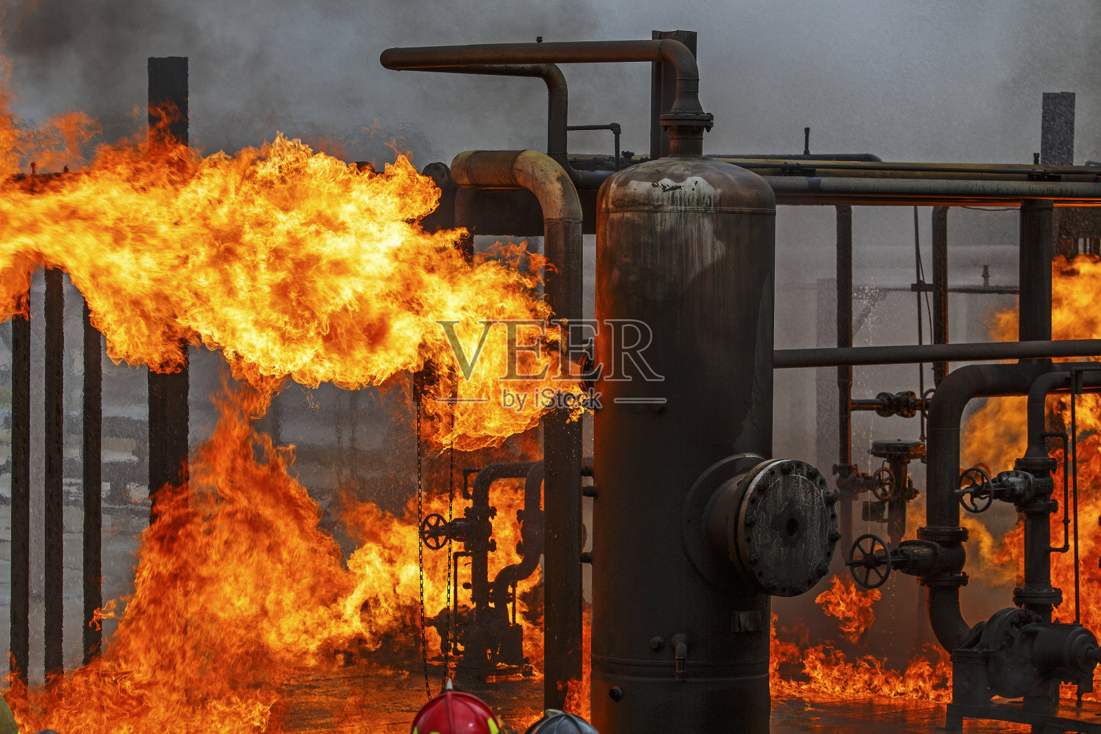 炼油厂或化工厂消防队的工业消防培训照片摄影图片