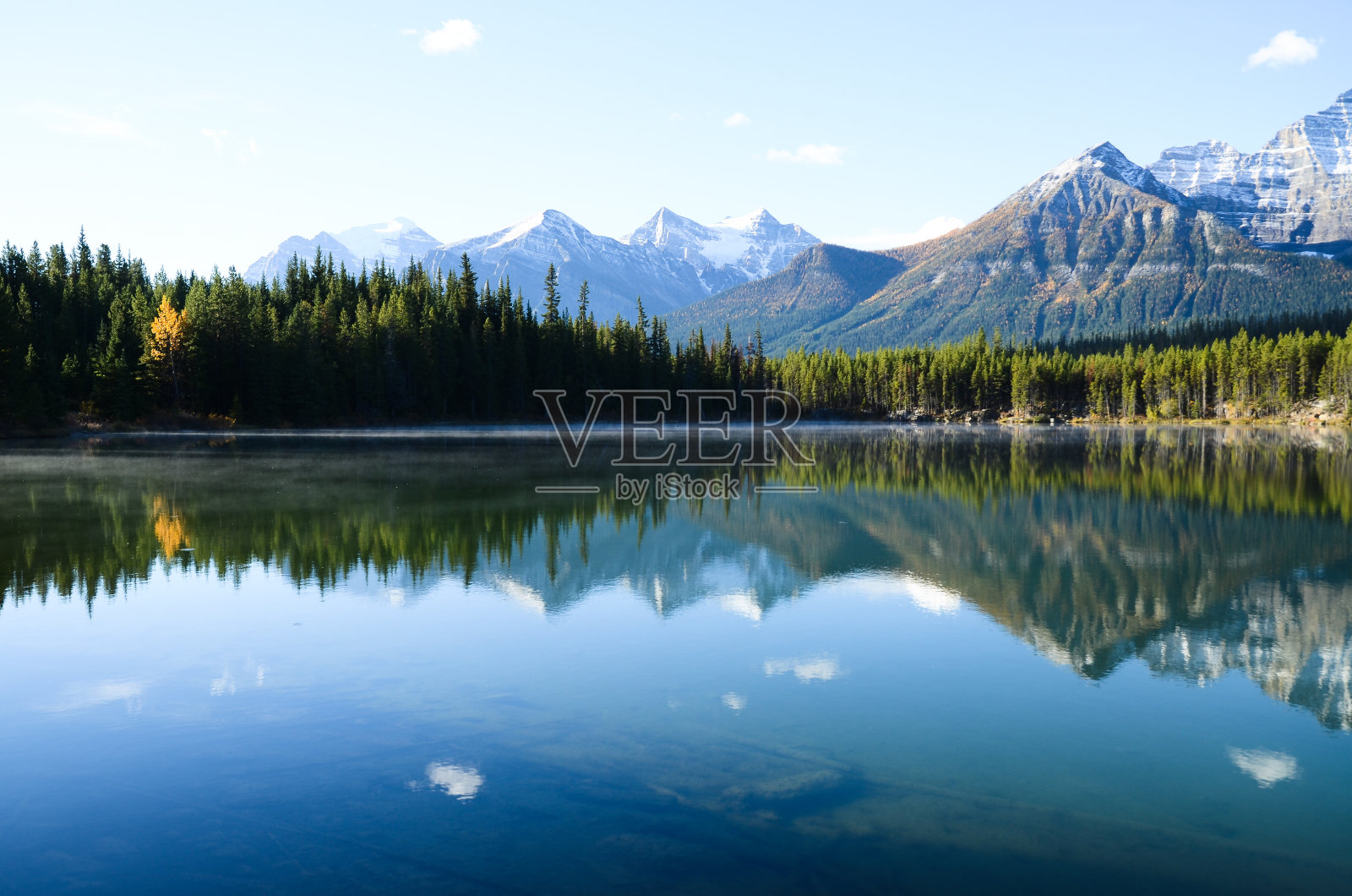 赫伯特湖秋天的早晨，加拿大落基山脉(加拿大)照片摄影图片