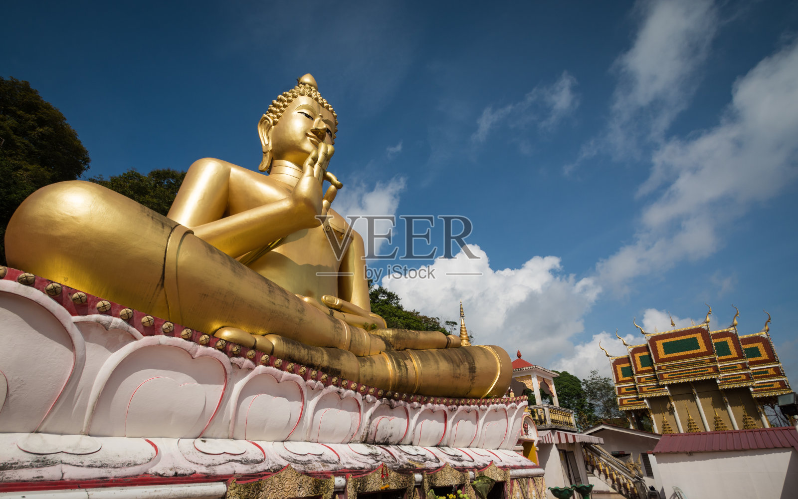 泰国普吉岛Rang Hill Temple上的巨型坐佛照片摄影图片