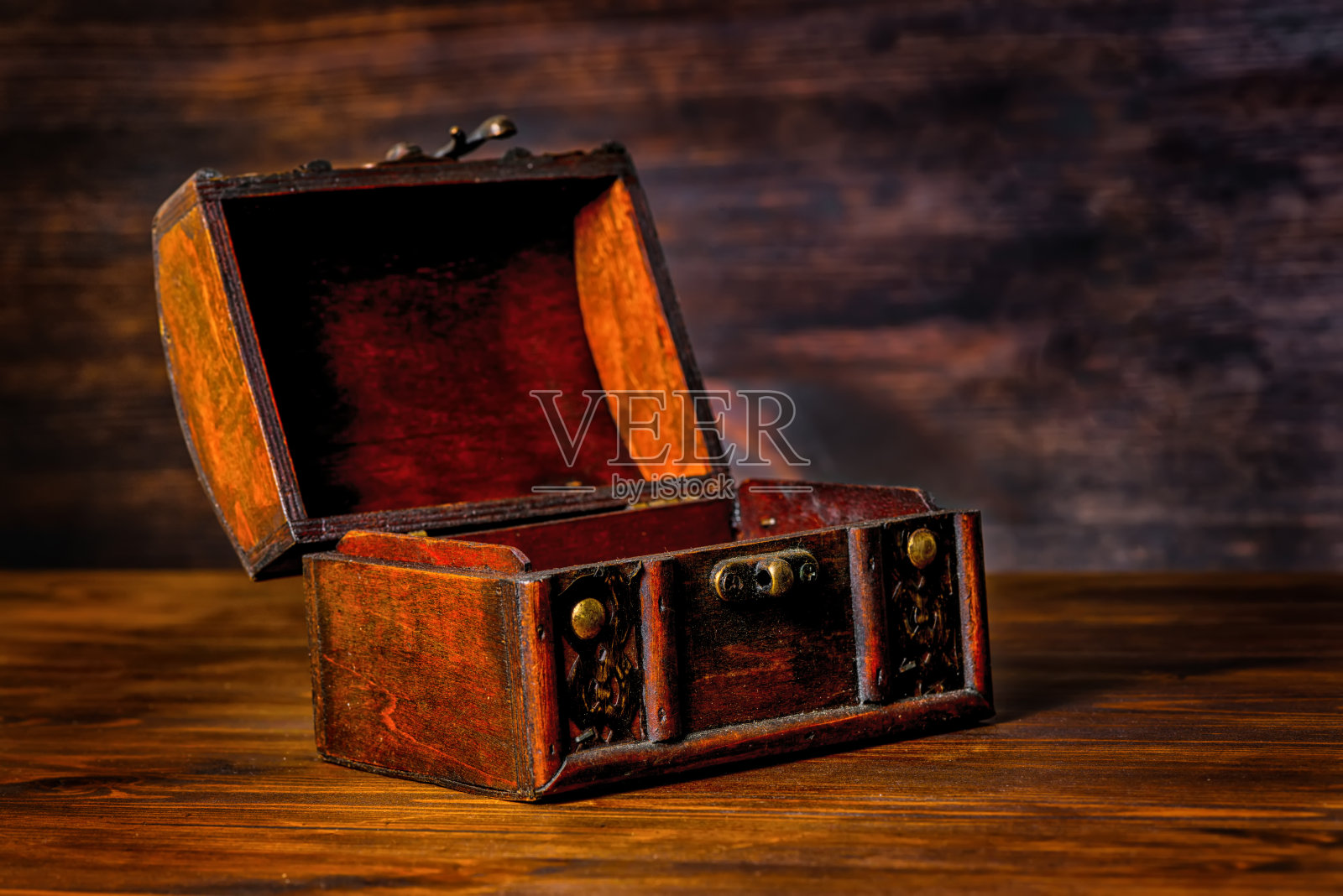 美丽的古董宝藏神秘的木箱上的木制背景照片摄影图片