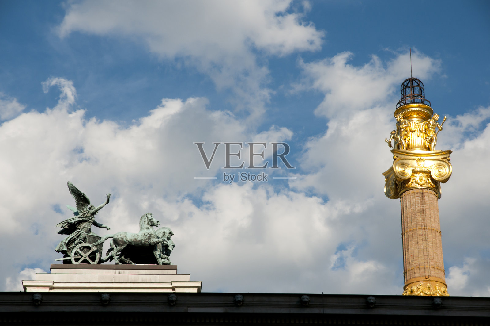 奥地利维也纳议会大厦顶上的Quadriga staaue照片摄影图片