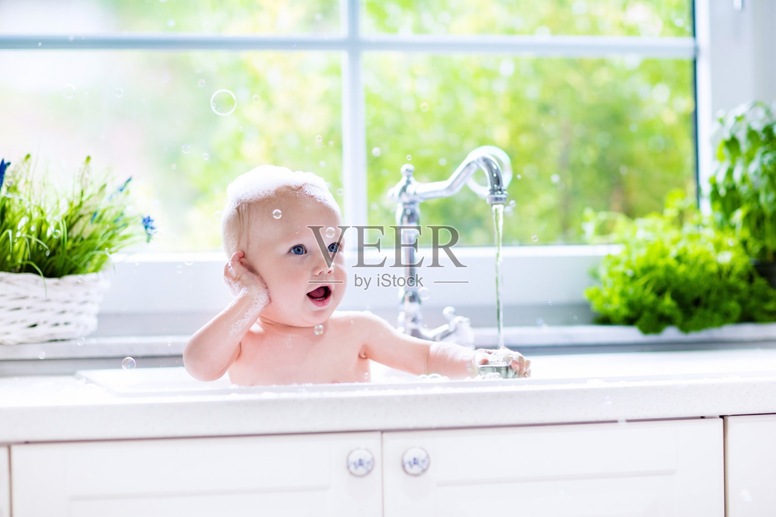 新生的小婴儿正在洗澡照片摄影图片
