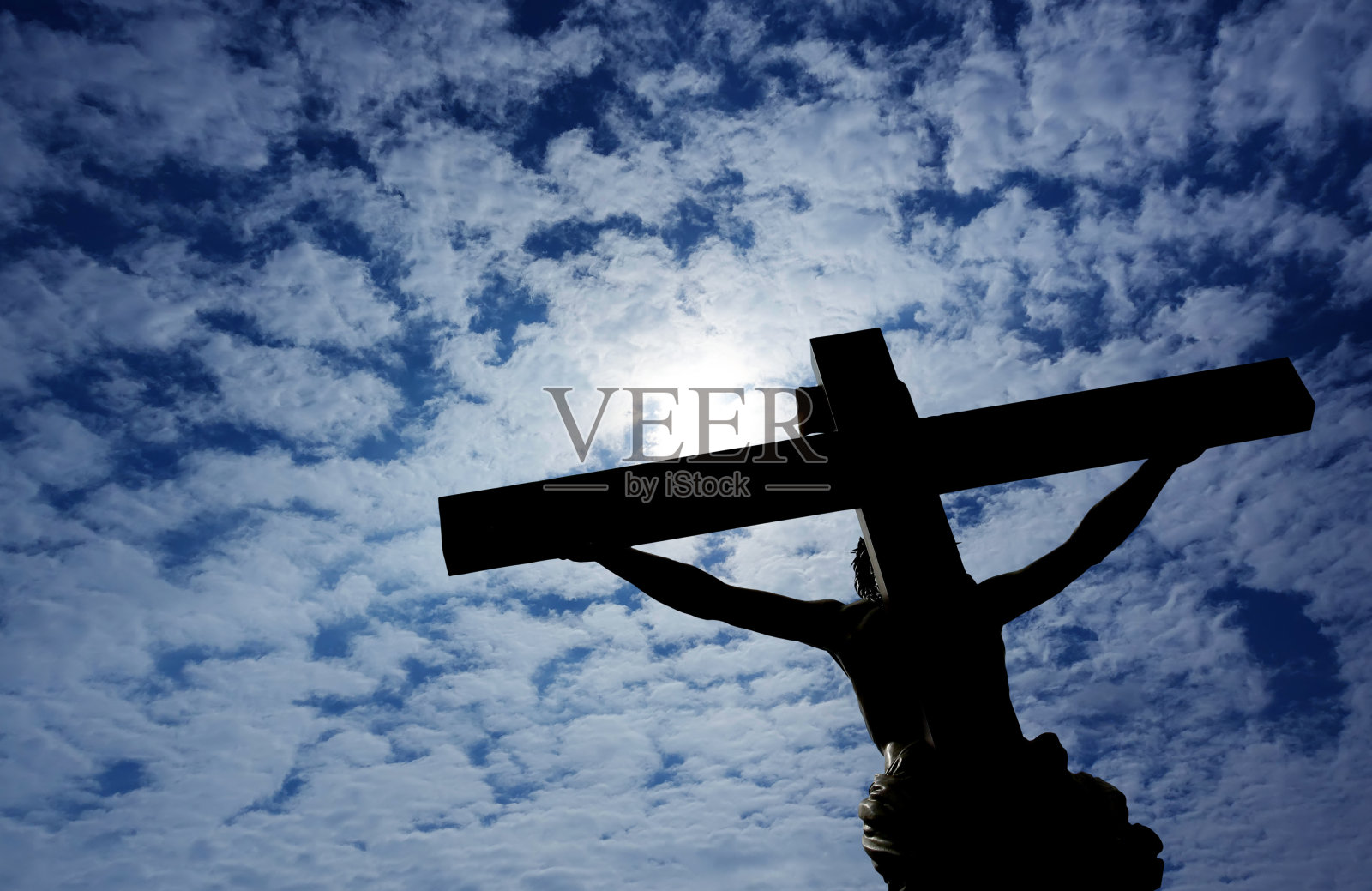 基督徒与耶稣基督在多云的天空十字架照片摄影图片