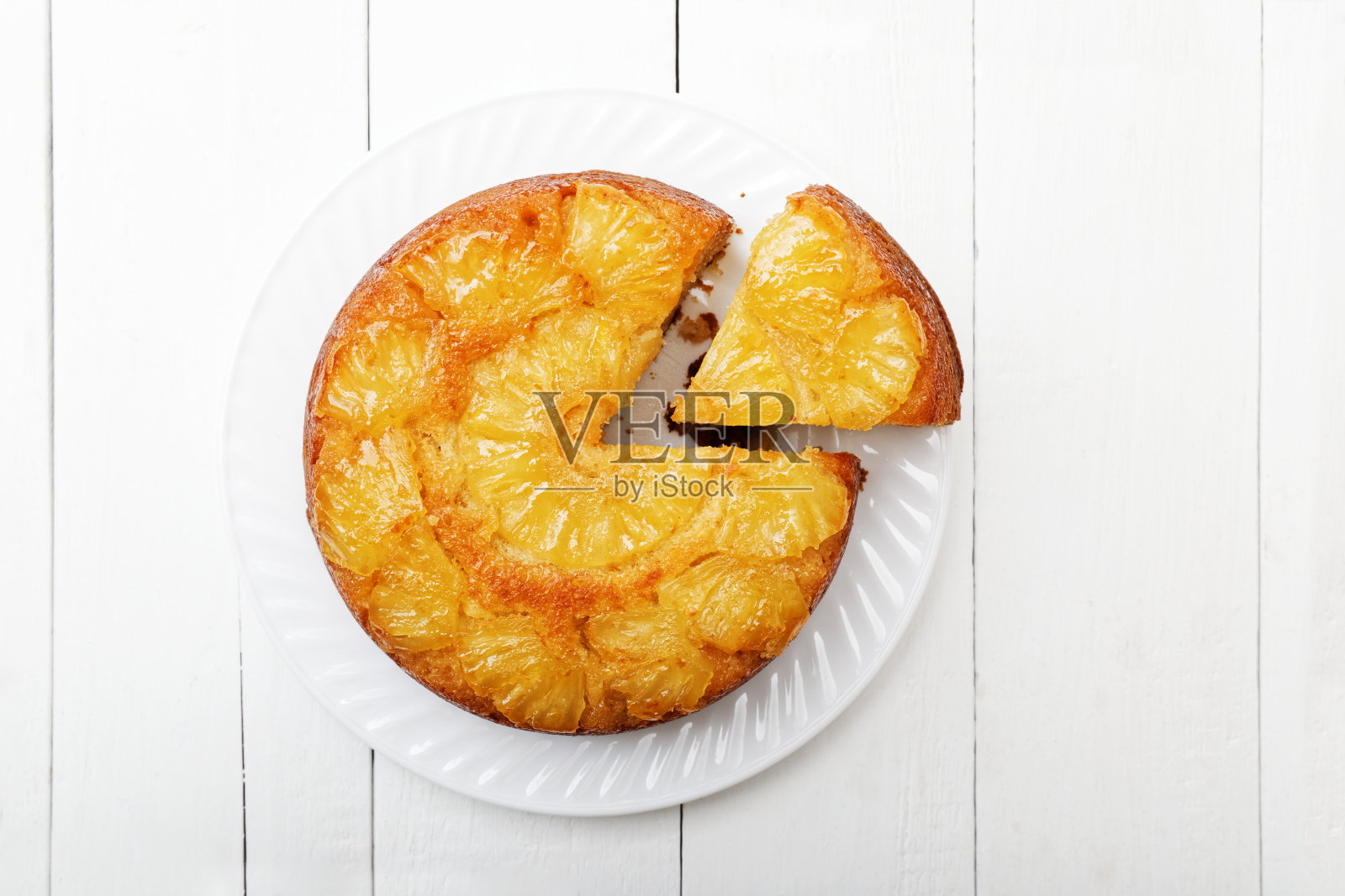 白色木桌上颠倒的菠萝蛋糕照片摄影图片