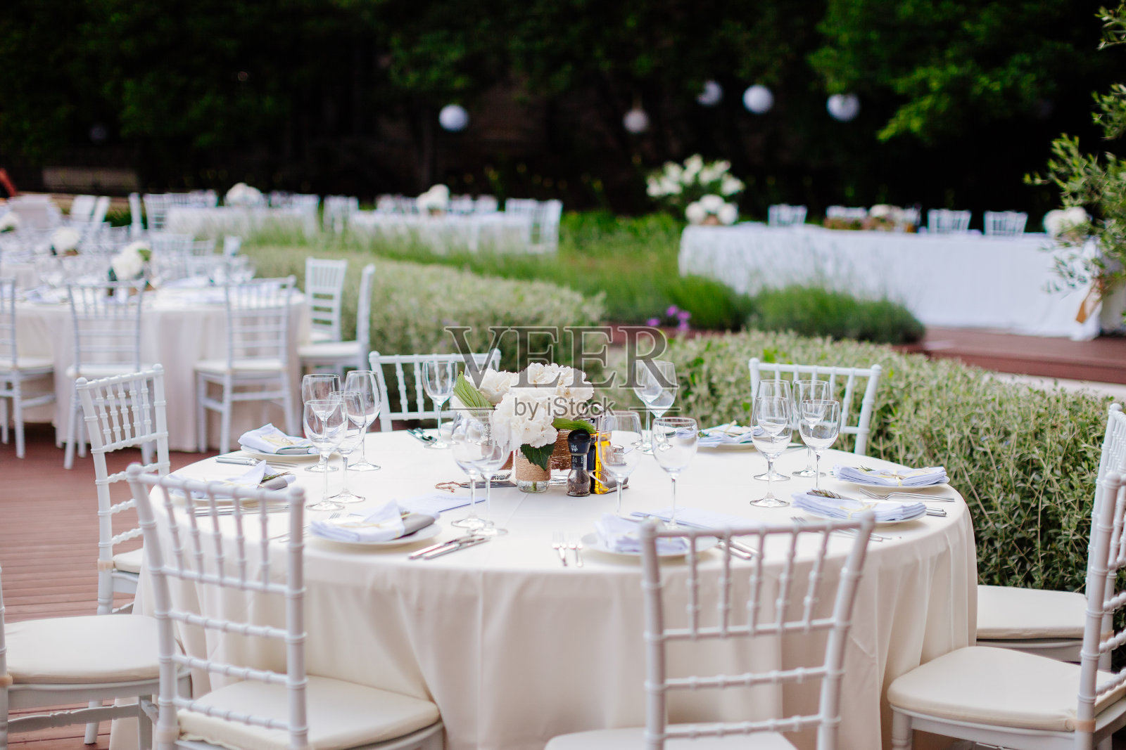 婚宴餐桌上覆盖着鲜花装饰照片摄影图片