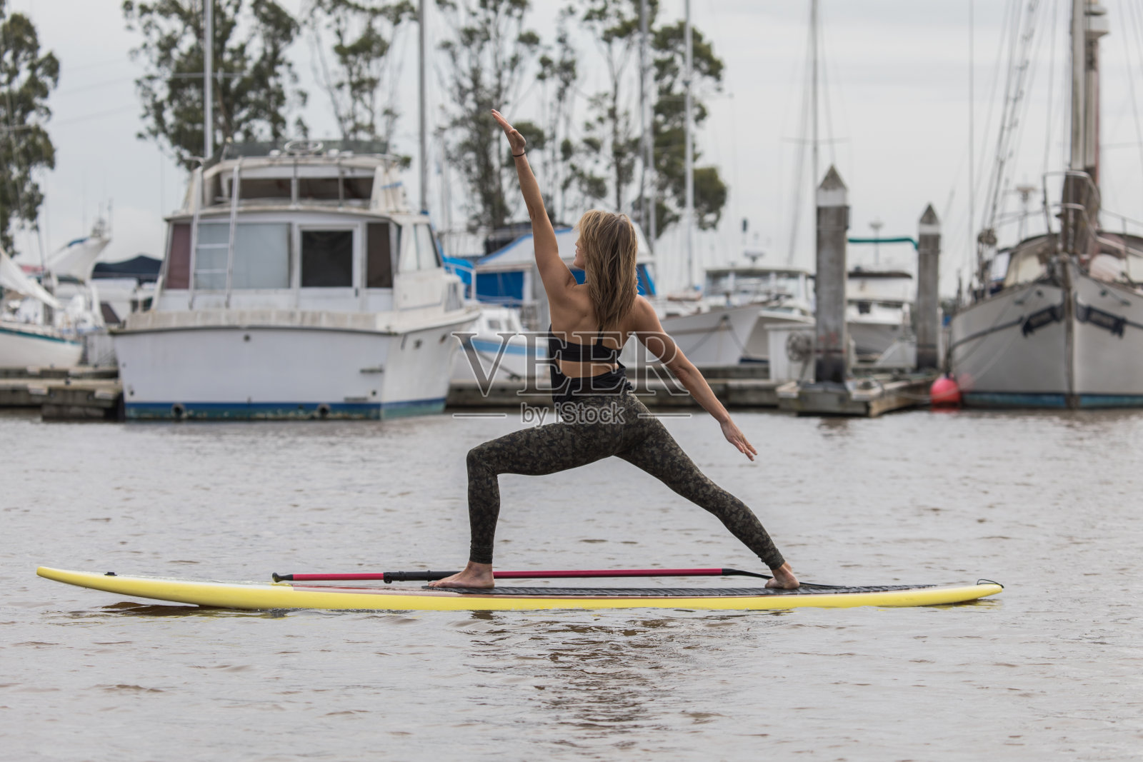 桨板瑜伽(姿势6)照片摄影图片