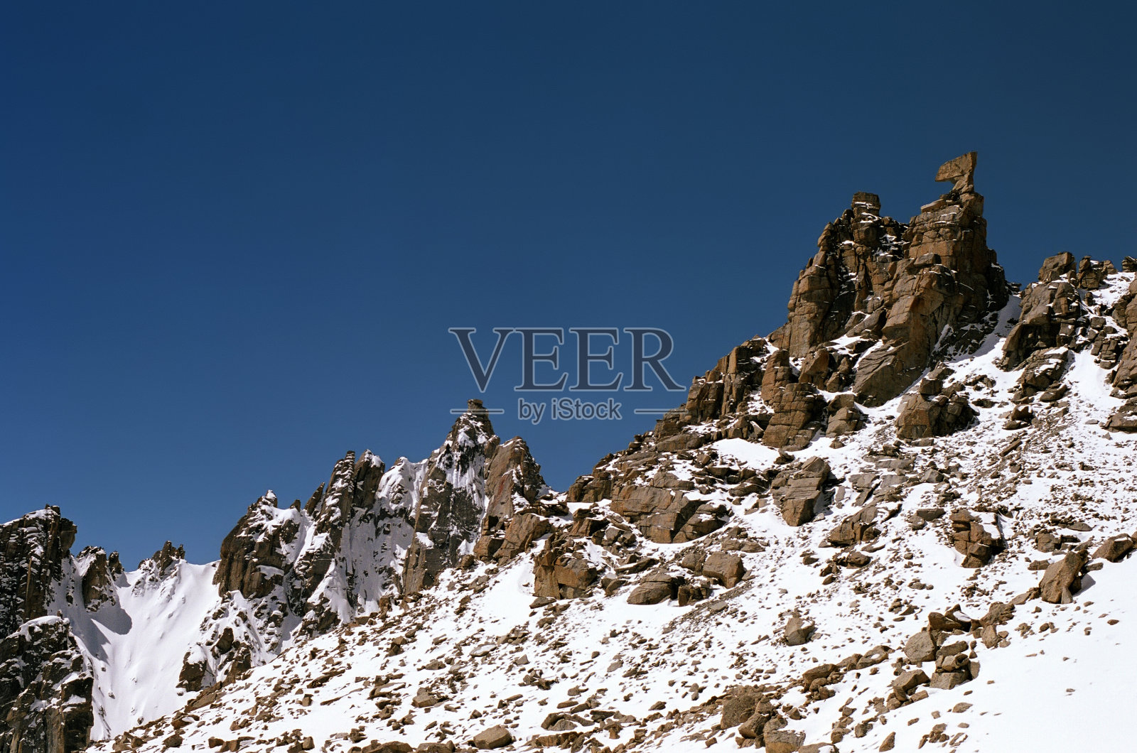圣山冈仁波齐峰上的“斧业”巨石。照片摄影图片