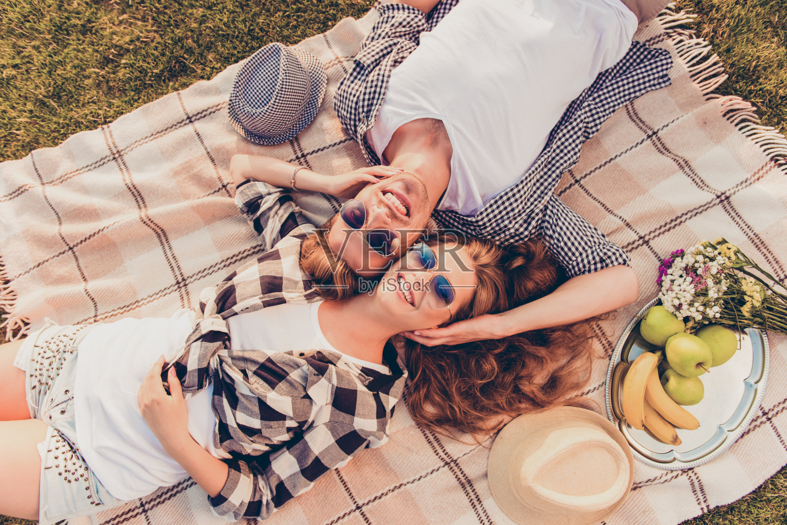 俯瞰一对夫妇在爱躺在野餐方格照片摄影图片