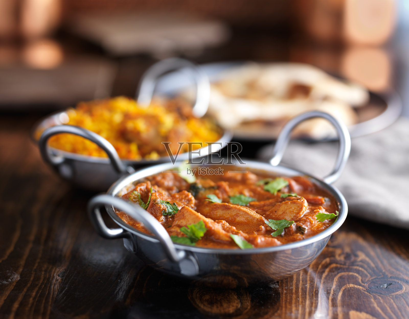 印度咖喱-黄油鸡在巴蒂菜照片摄影图片