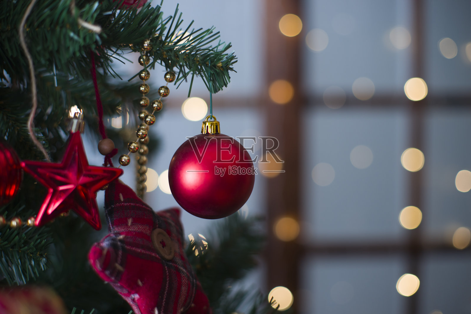 闪亮的圣诞红球挂在松枝上照片摄影图片