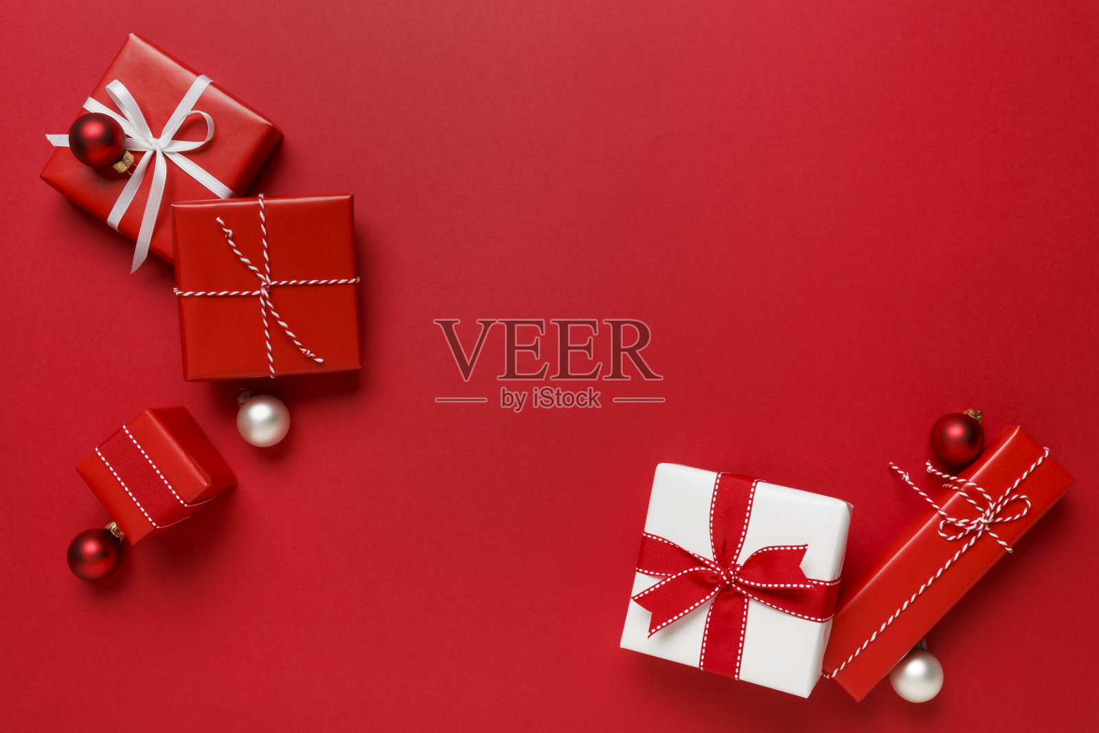 圣诞礼物的背景是简单而经典的红色照片摄影图片