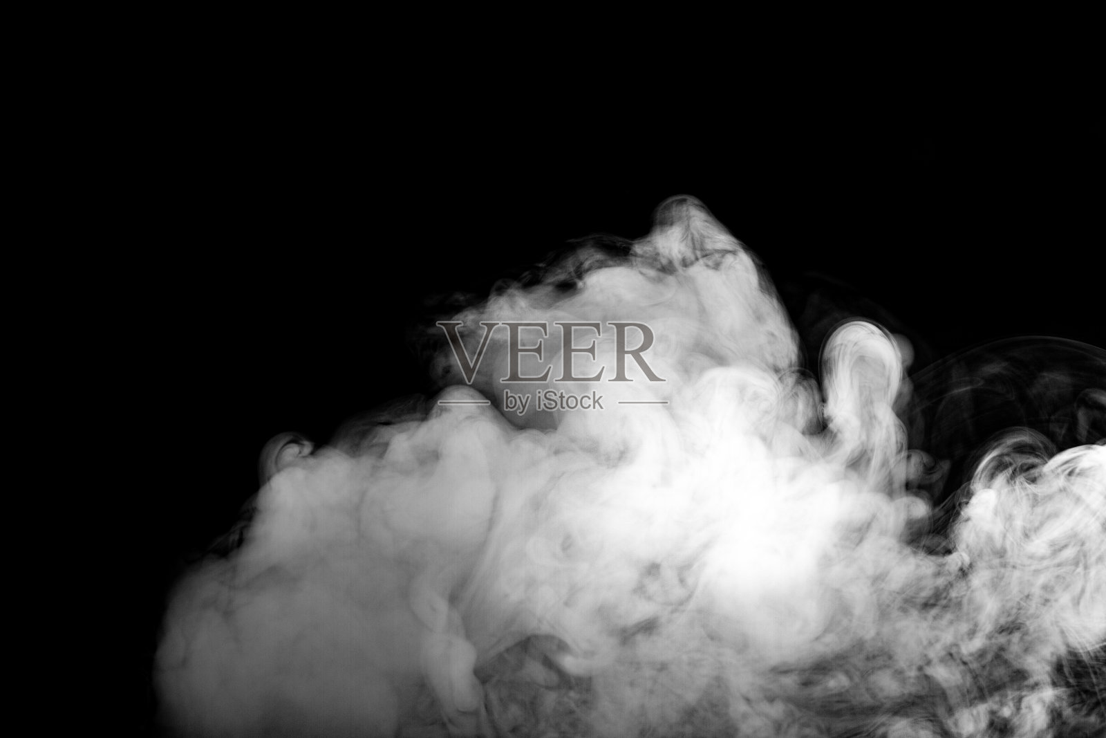 抽象灰色烟雾隔离在黑色背景。照片摄影图片