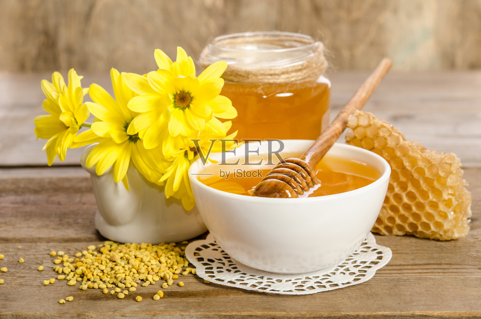 黄色花朵和蜂产品(蜂蜜、花粉、蜂巢)照片摄影图片