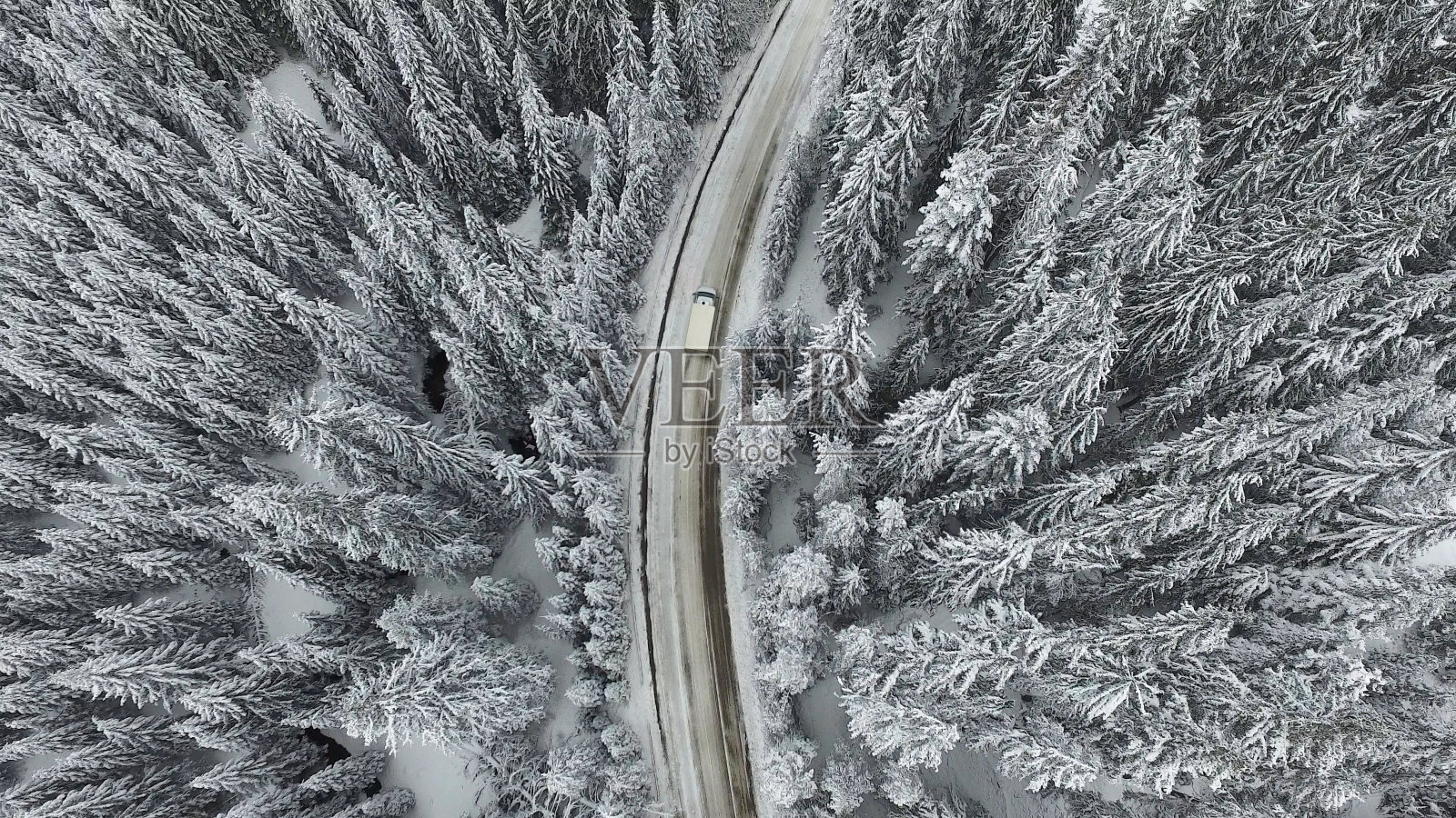 下雪的冬季道路与一辆汽车照片摄影图片