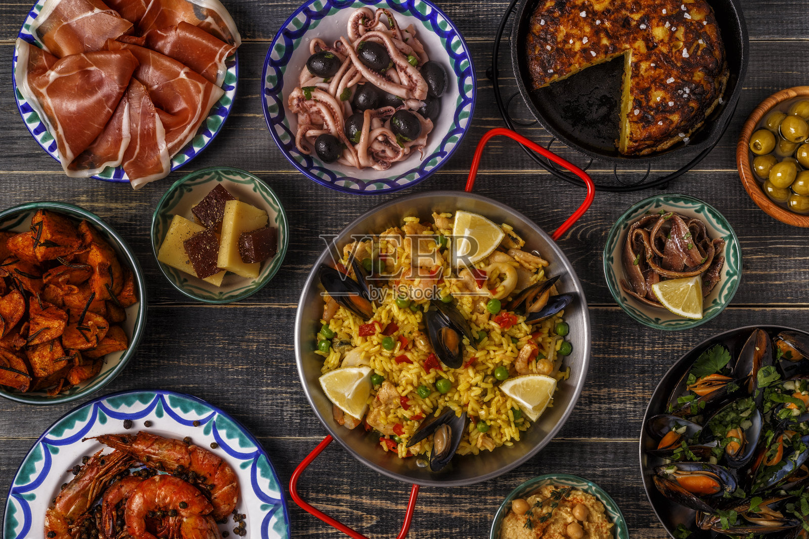 典型的西班牙小吃概念，俯视图。照片摄影图片