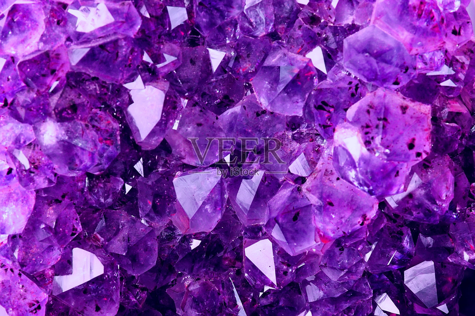 明亮的紫色纹理来自天然紫水晶照片摄影图片